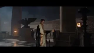 Woman in dress in temple with eagle statue — Gladiator