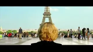 Eiffel Tower in Paris against blue sky — Lucy