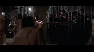 Men in prison cell with gun — Bruce Lee: Enter The Dragon