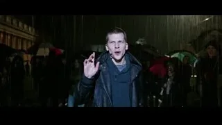 young man smiling in rain with umbrellas — Now You See Me 2