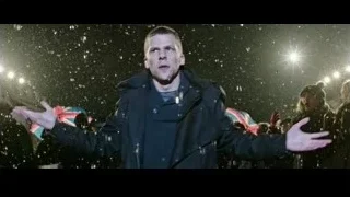 man speaking to crowd in snow — Now You See Me 2