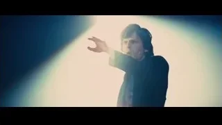 Man speaking on stage to crowd — Now You See Me